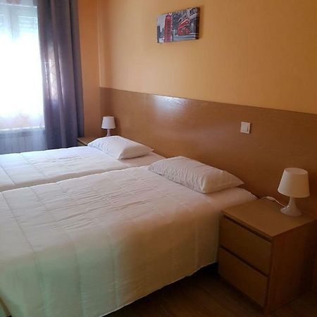 Hostal La Pared Torres de la Alameda 외부 사진