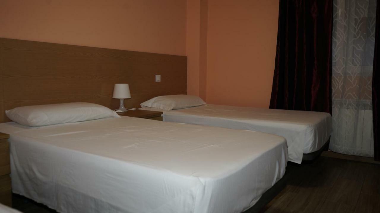 Hostal La Pared Torres de la Alameda 외부 사진